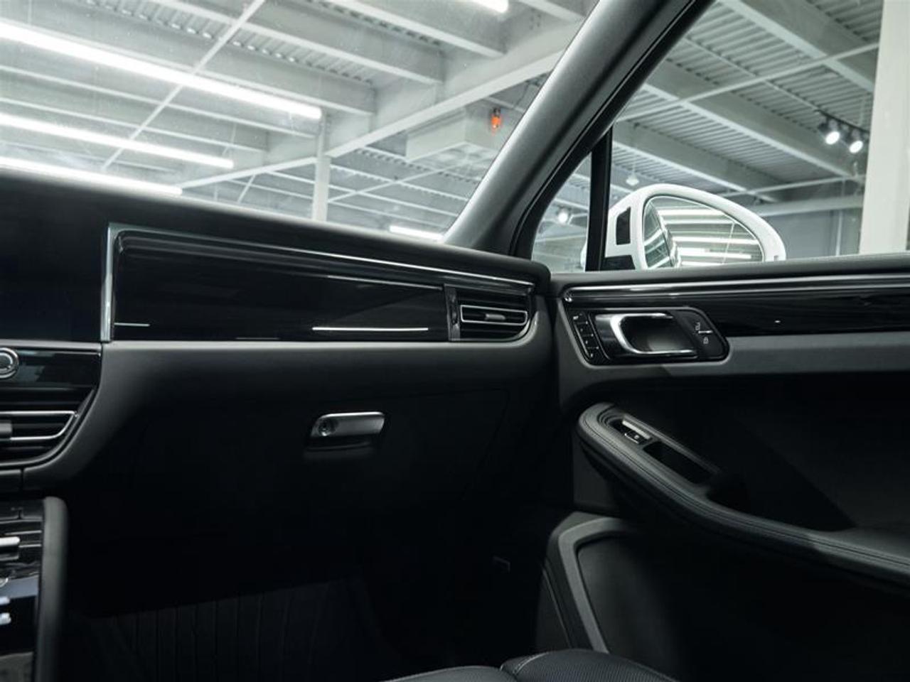 2025 Porsche Macan S AWD Photo