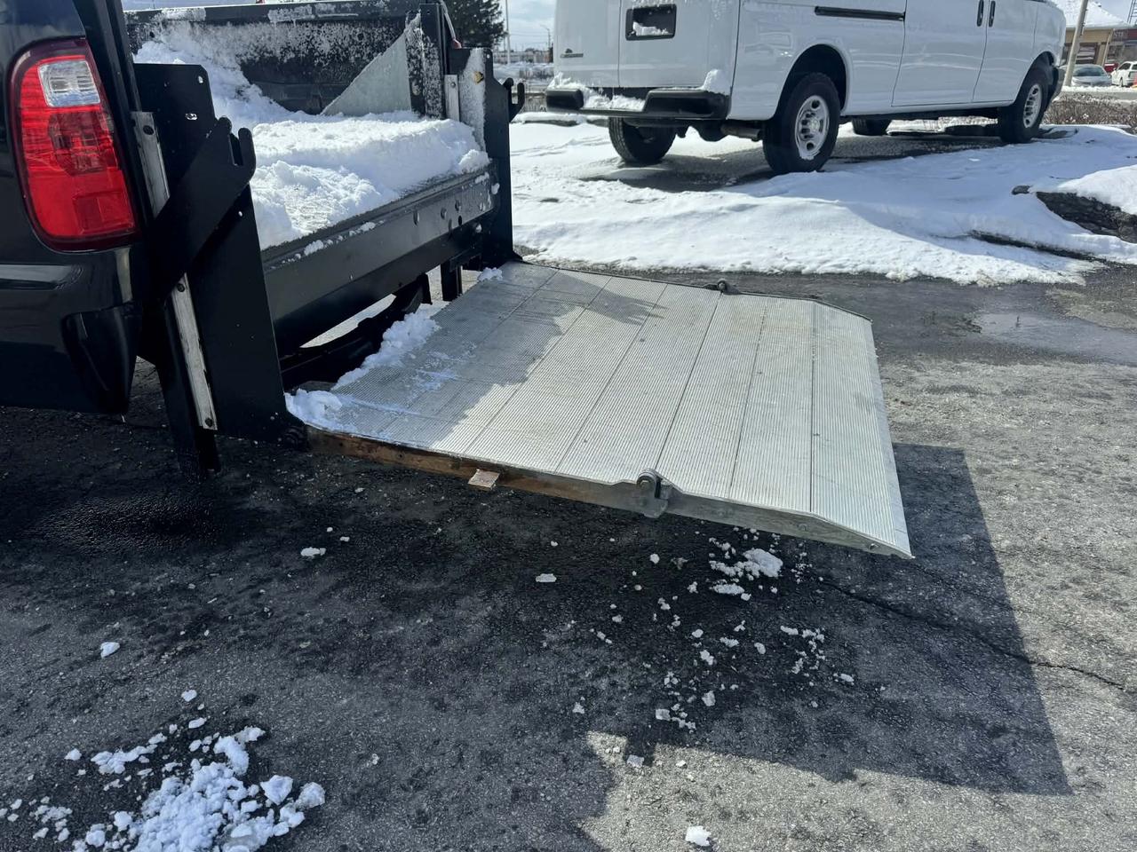 2015 Ford F-250 4WD - LONG BOX - POWER LIFT Photo