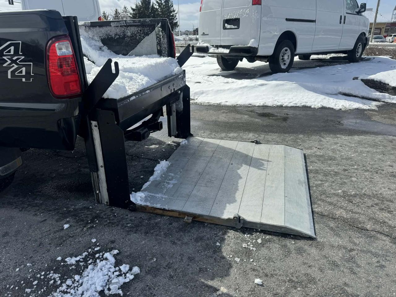 2015 Ford F-250 4WD - LONG BOX - POWER LIFT Photo