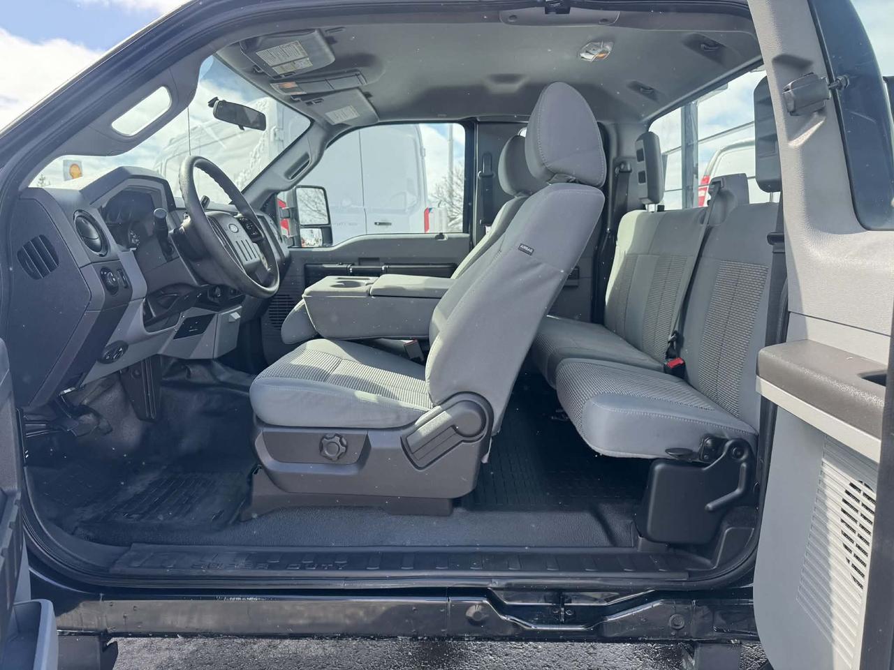 2015 Ford F-250 4WD - LONG BOX - POWER LIFT Photo