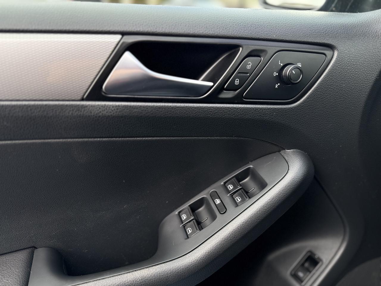 2016 Volkswagen Jetta Sedan LOW KMS   MUST SEE! CLEANCARFAX Photo