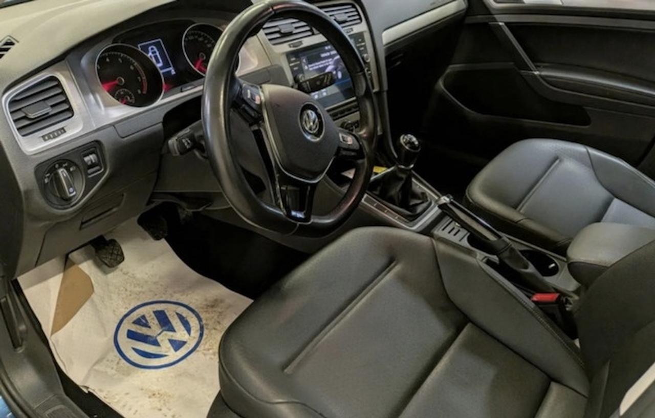 2017 Volkswagen Golf SportWagen Manual   Leather   Clean! Photo