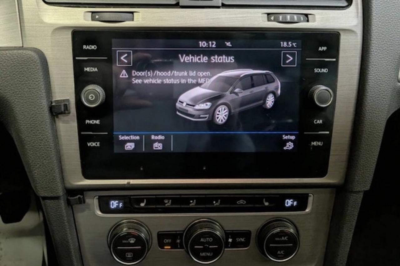 2017 Volkswagen Golf SportWagen Manual   Leather   Clean! Photo4