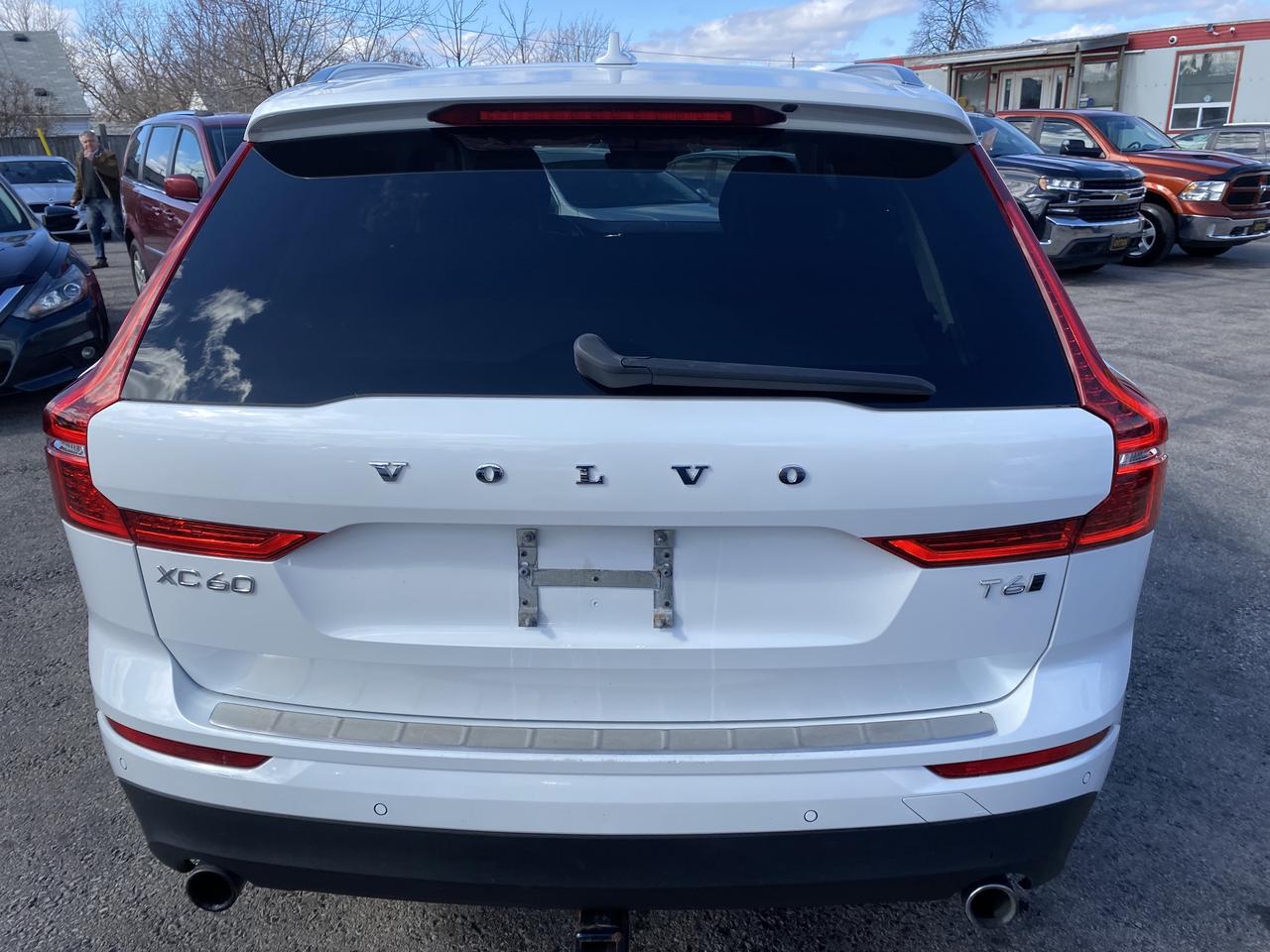 2018 Volvo XC60 T6 AWD Momentum Photo