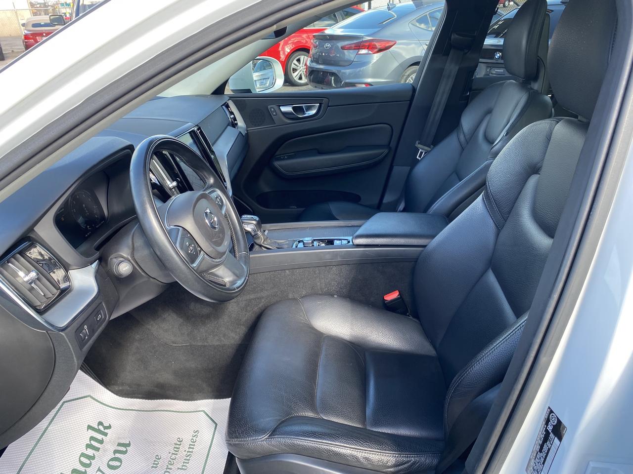 2018 Volvo XC60 T6 AWD Momentum Photo