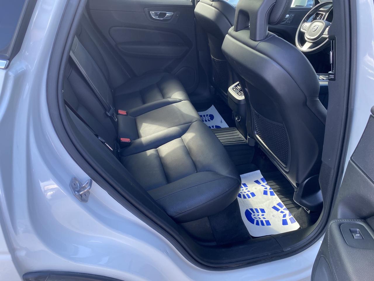 2018 Volvo XC60 T6 AWD Momentum Photo