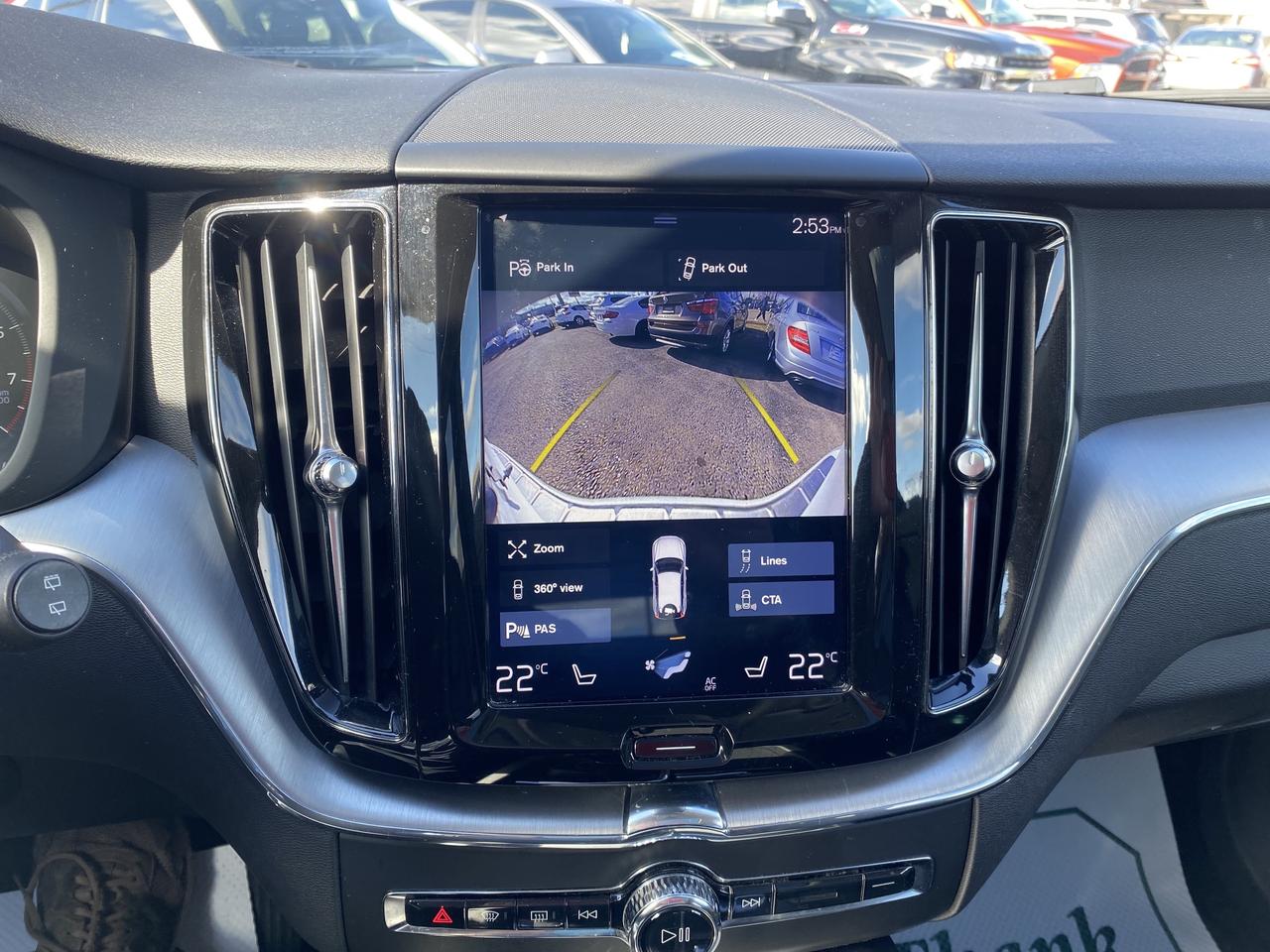 2018 Volvo XC60 T6 AWD Momentum Photo