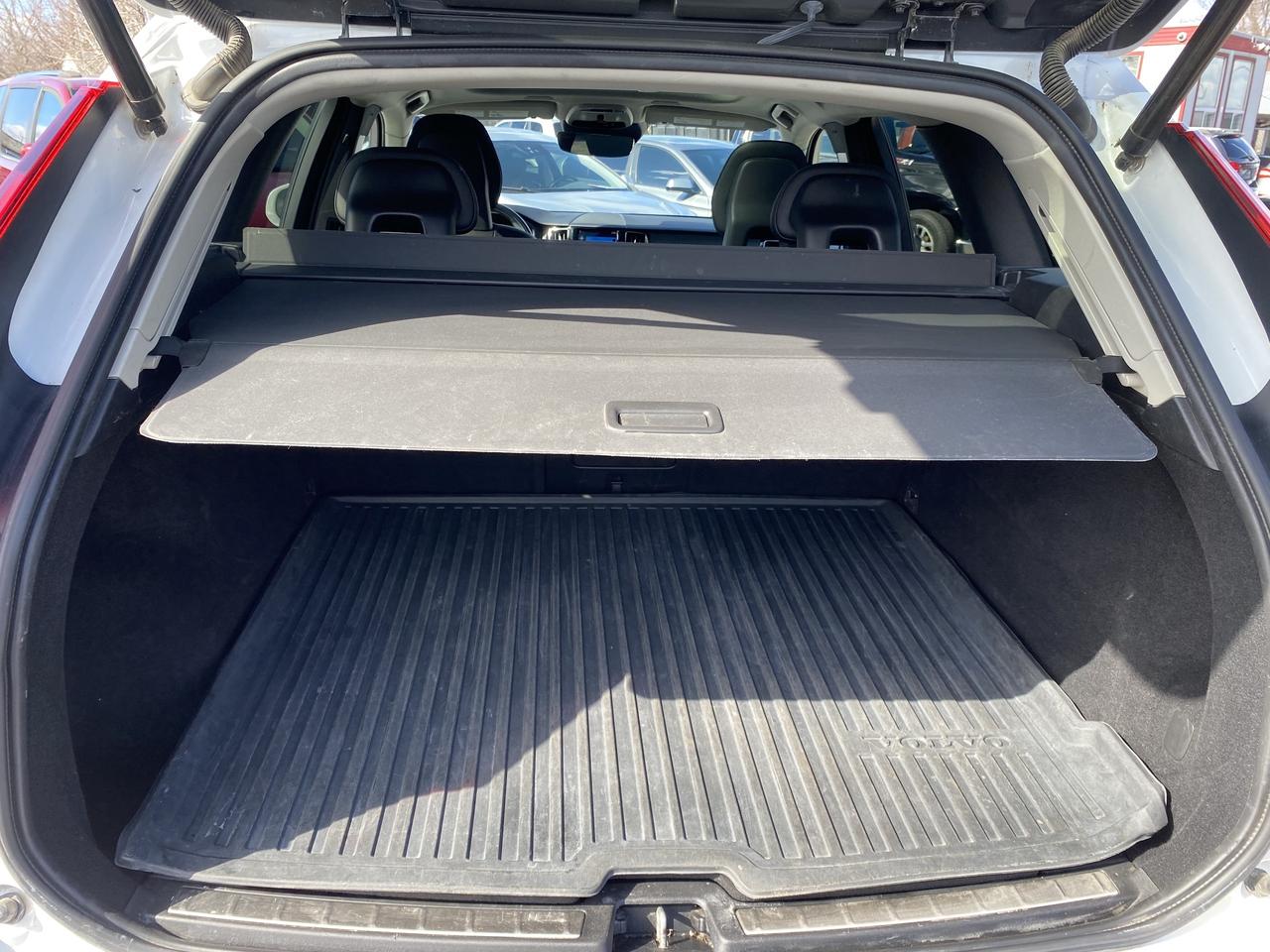 2018 Volvo XC60 T6 AWD Momentum Photo