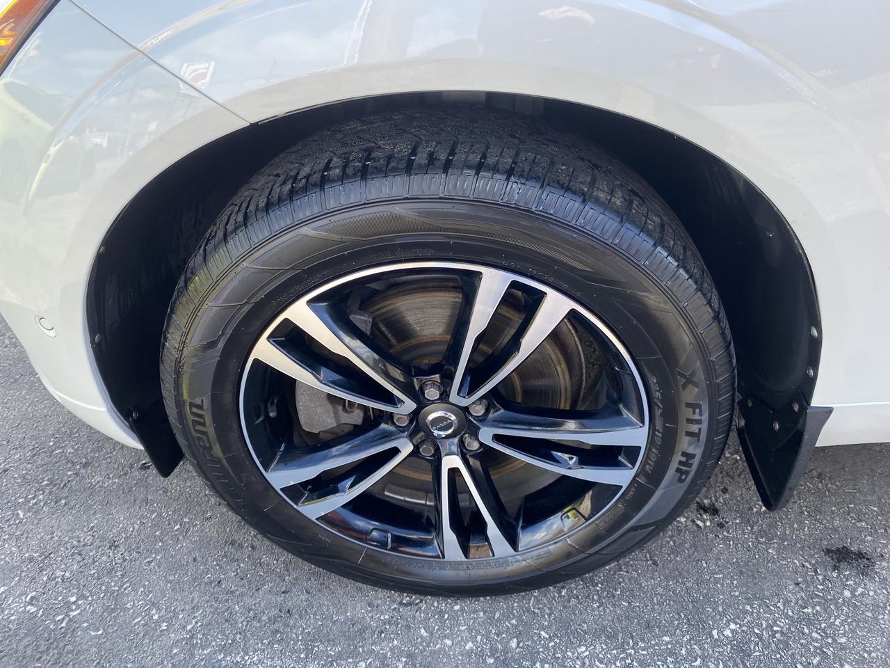 2018 Volvo XC60 T6 AWD Momentum Photo