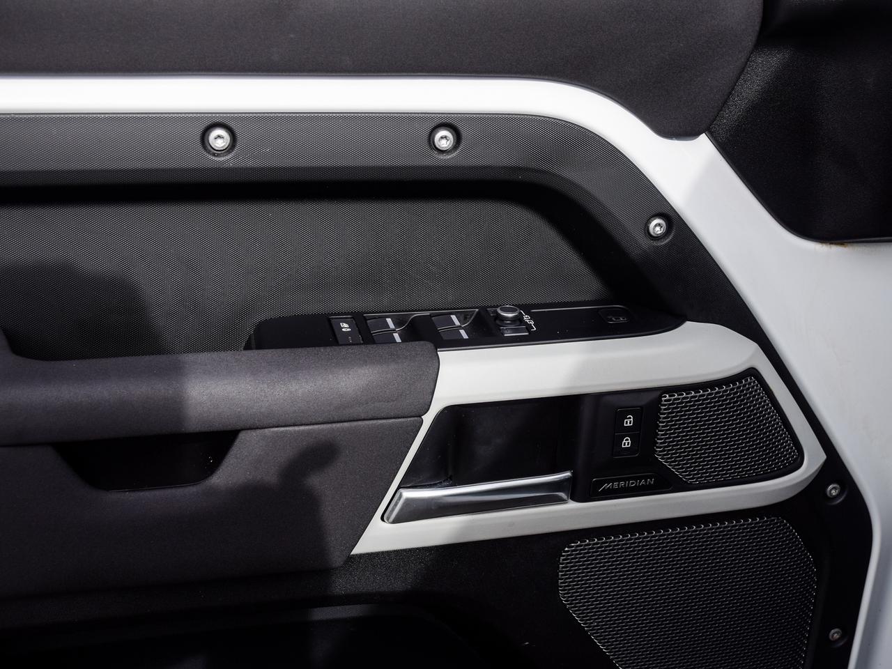 2023 Land Rover Defender S Photo