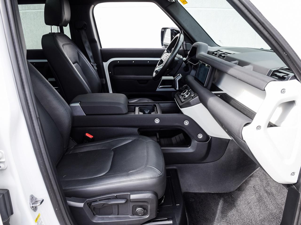 2023 Land Rover Defender S Photo