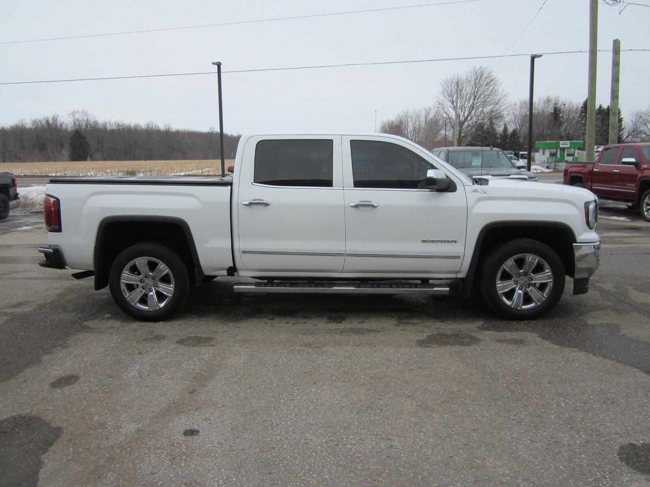 2018 GMC Sierra 1500 4WD Crew Cab 143.5  SLT 5.3L NO ACCIDENTS Photo