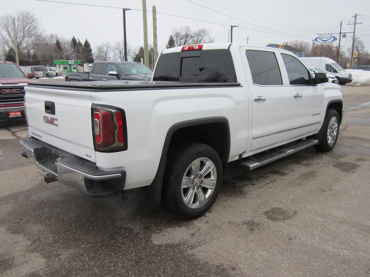 2018 GMC Sierra 1500 4WD Crew Cab 143.5  SLT 5.3L NO ACCIDENTS Photo