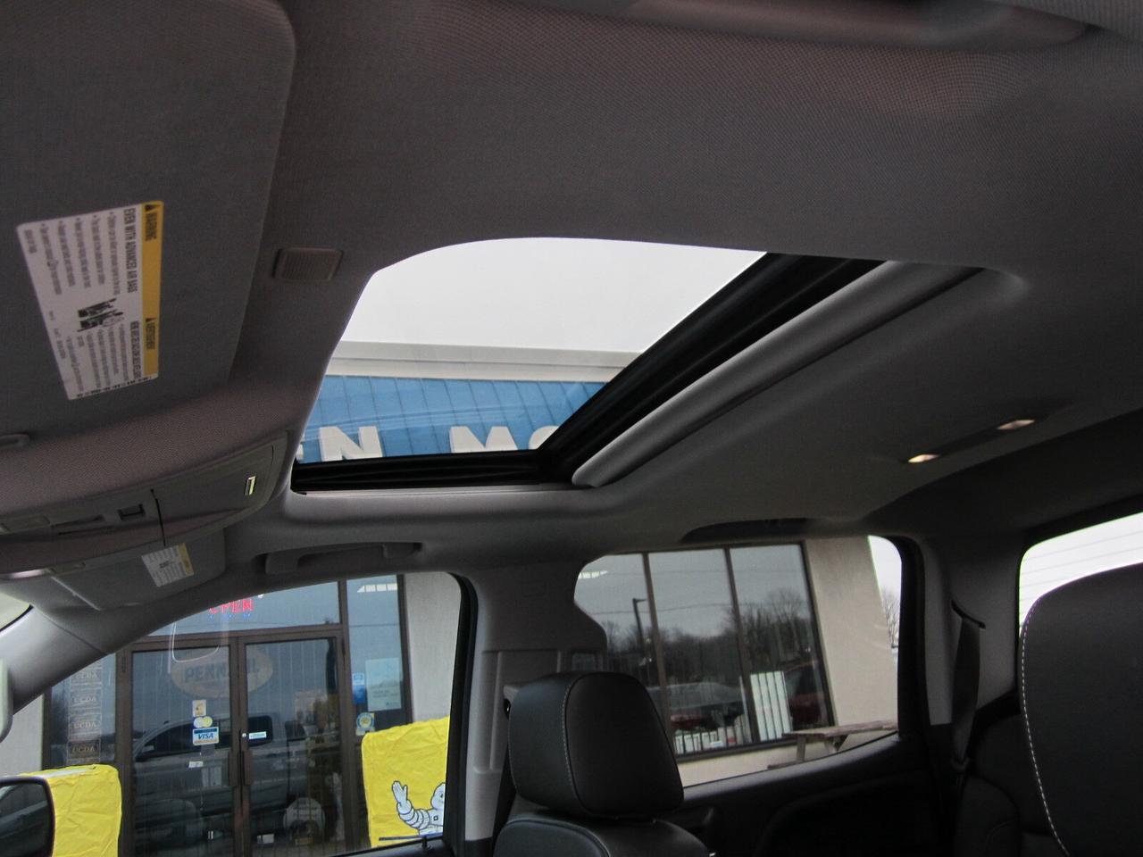 2018 GMC Sierra 1500 4WD Crew Cab 143.5  SLT 5.3L NO ACCIDENTS Photo