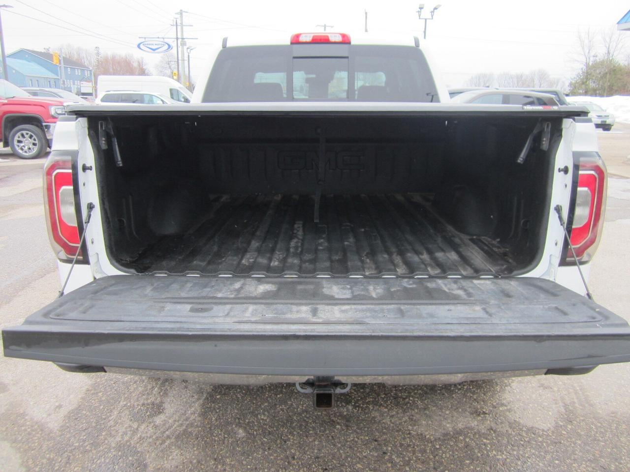 2018 GMC Sierra 1500 4WD Crew Cab 143.5  SLT 5.3L NO ACCIDENTS Photo