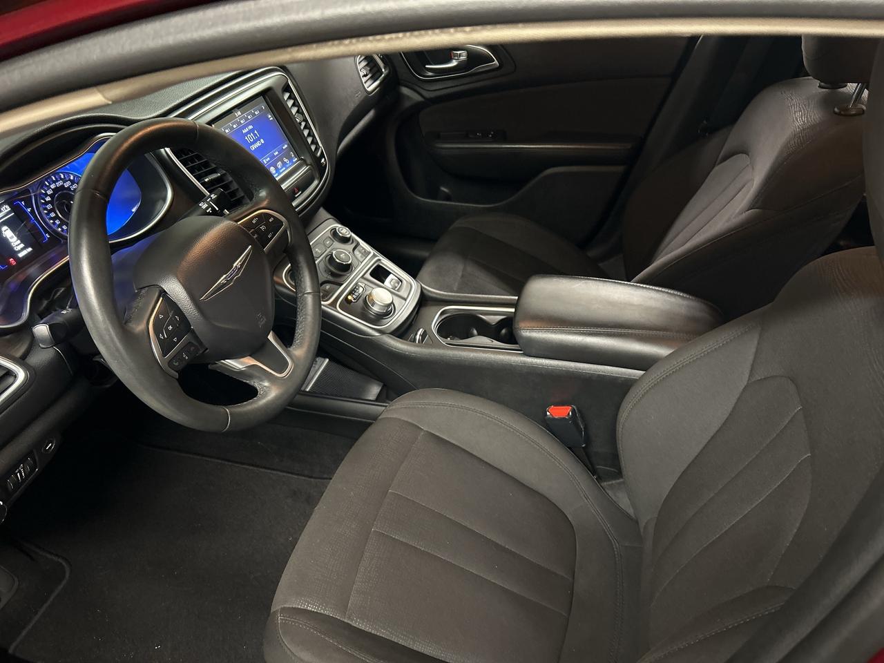 2016 Chrysler 200 Limited, LOW KM, 2 Sets of Tires, Bluetooth Photo