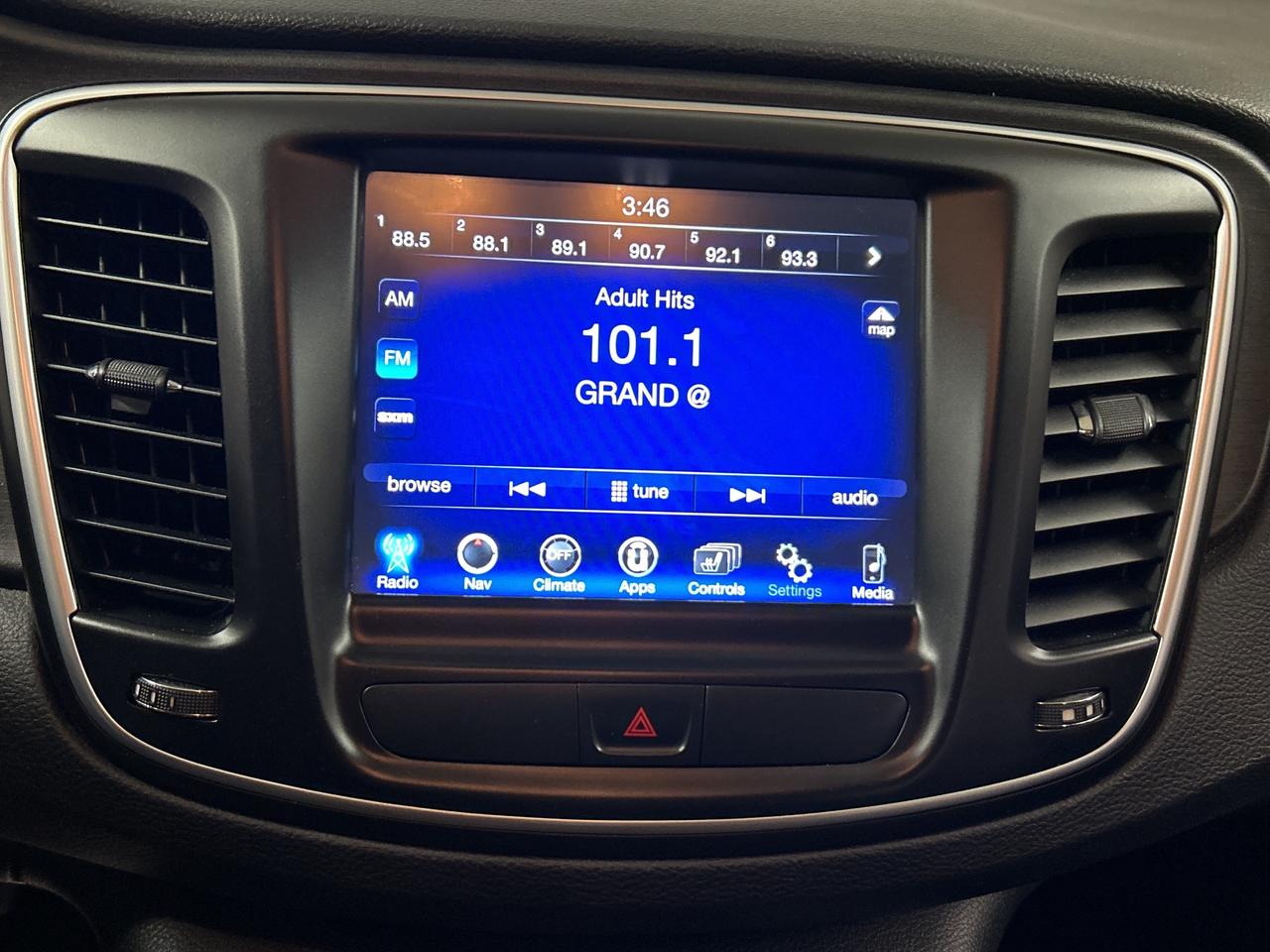 2016 Chrysler 200 Limited, LOW KM, 2 Sets of Tires, Bluetooth Photo