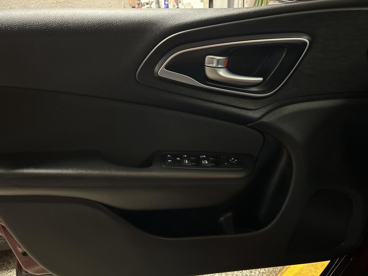 2016 Chrysler 200 Limited, LOW KM, 2 Sets of Tires, Bluetooth Photo