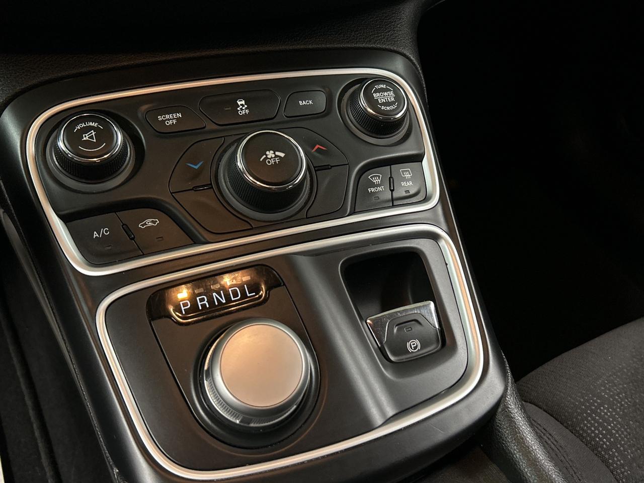 2016 Chrysler 200 Limited, LOW KM, 2 Sets of Tires, Bluetooth Photo