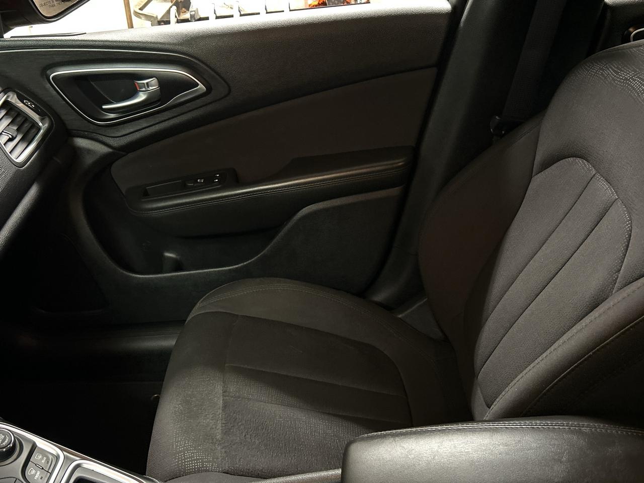 2016 Chrysler 200 Limited, LOW KM, 2 Sets of Tires, Bluetooth Photo