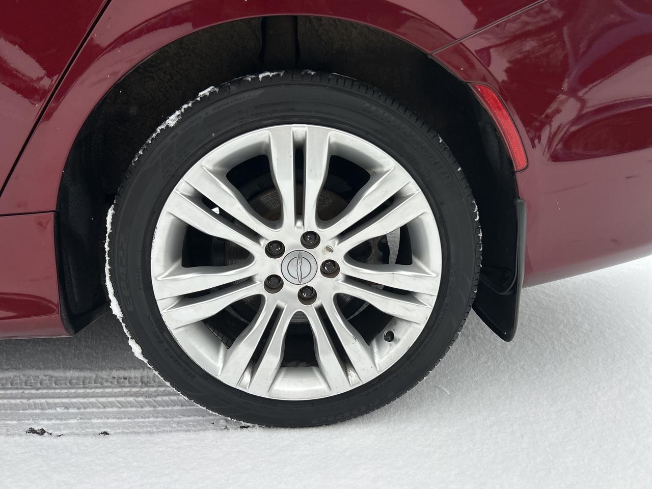 2016 Chrysler 200 Limited, LOW KM, 2 Sets of Tires, Bluetooth Photo