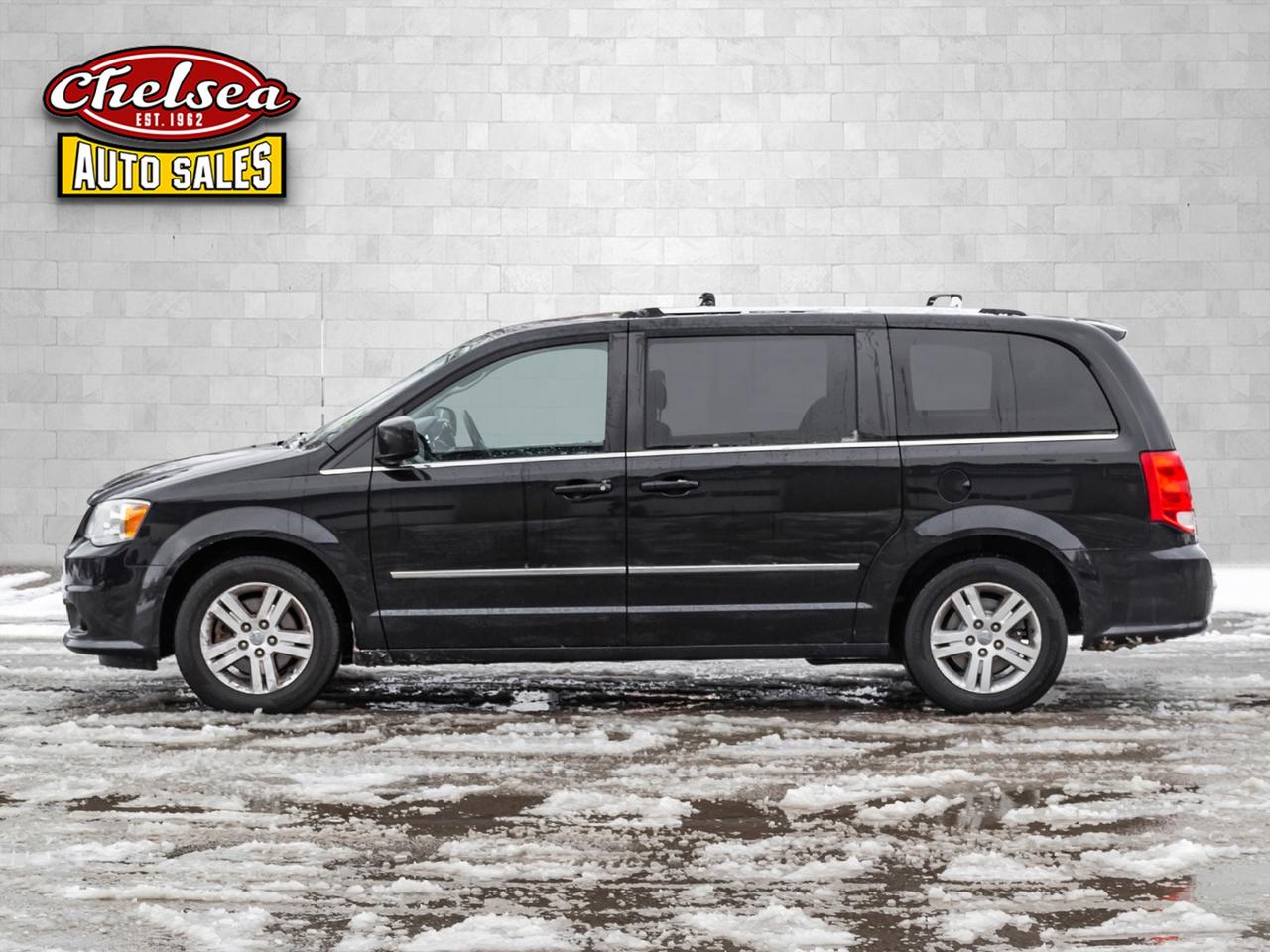 2016 Dodge Grand Caravan Crew Photo2