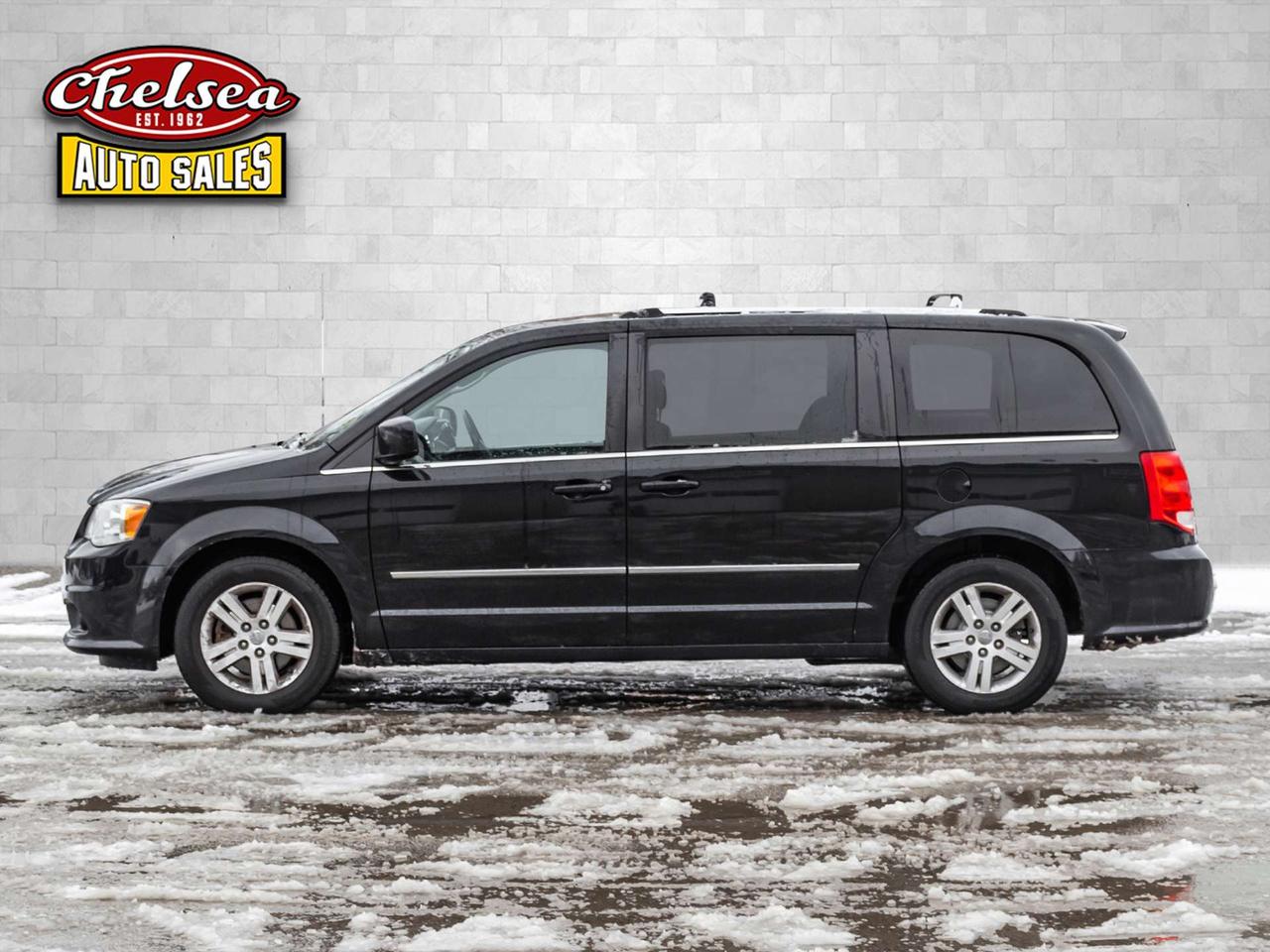2016 Dodge Grand Caravan Crew Photo2