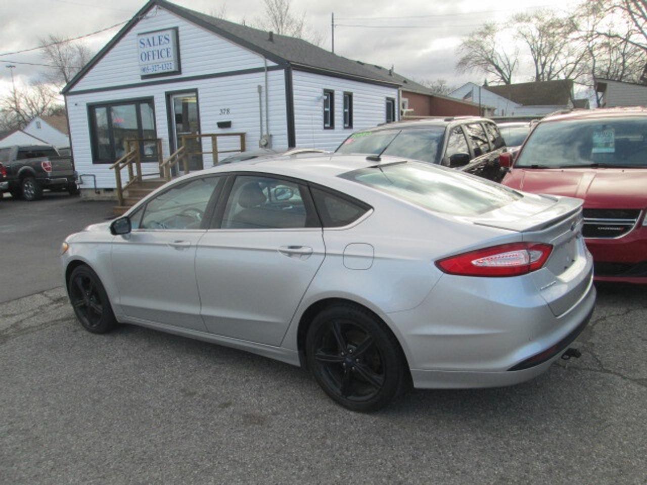 2016 Ford Fusion 4dr Sdn SE FWD, Sunroof, Navigation Photo2