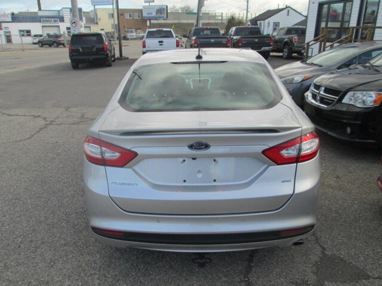 2016 Ford Fusion 4dr Sdn SE FWD, Sunroof, Navigation Photo3