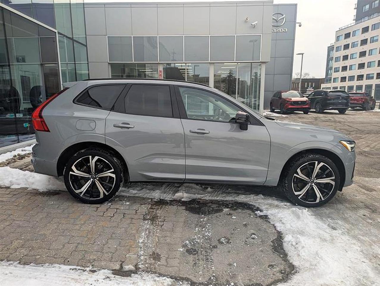 2024 Volvo XC60 Recharge T8 eAWD PHEV Ultimate Dark Theme Photo