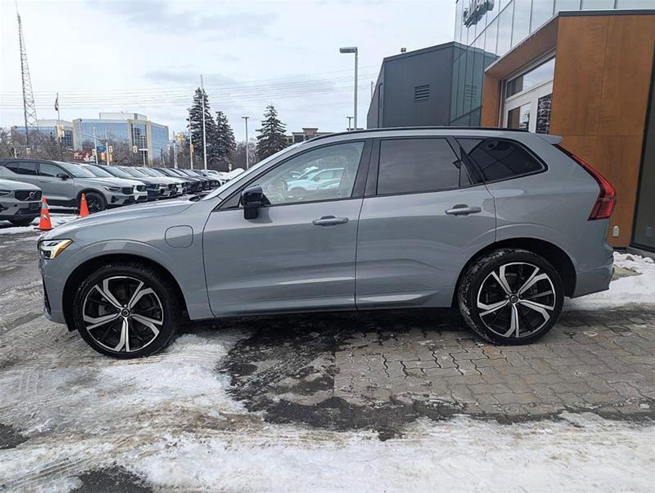 2024 Volvo XC60 Recharge T8 eAWD PHEV Ultimate Dark Theme Photo4