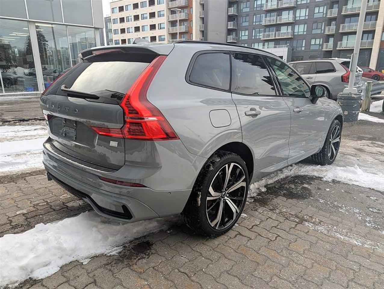 2024 Volvo XC60 Recharge T8 eAWD PHEV Ultimate Dark Theme Photo2