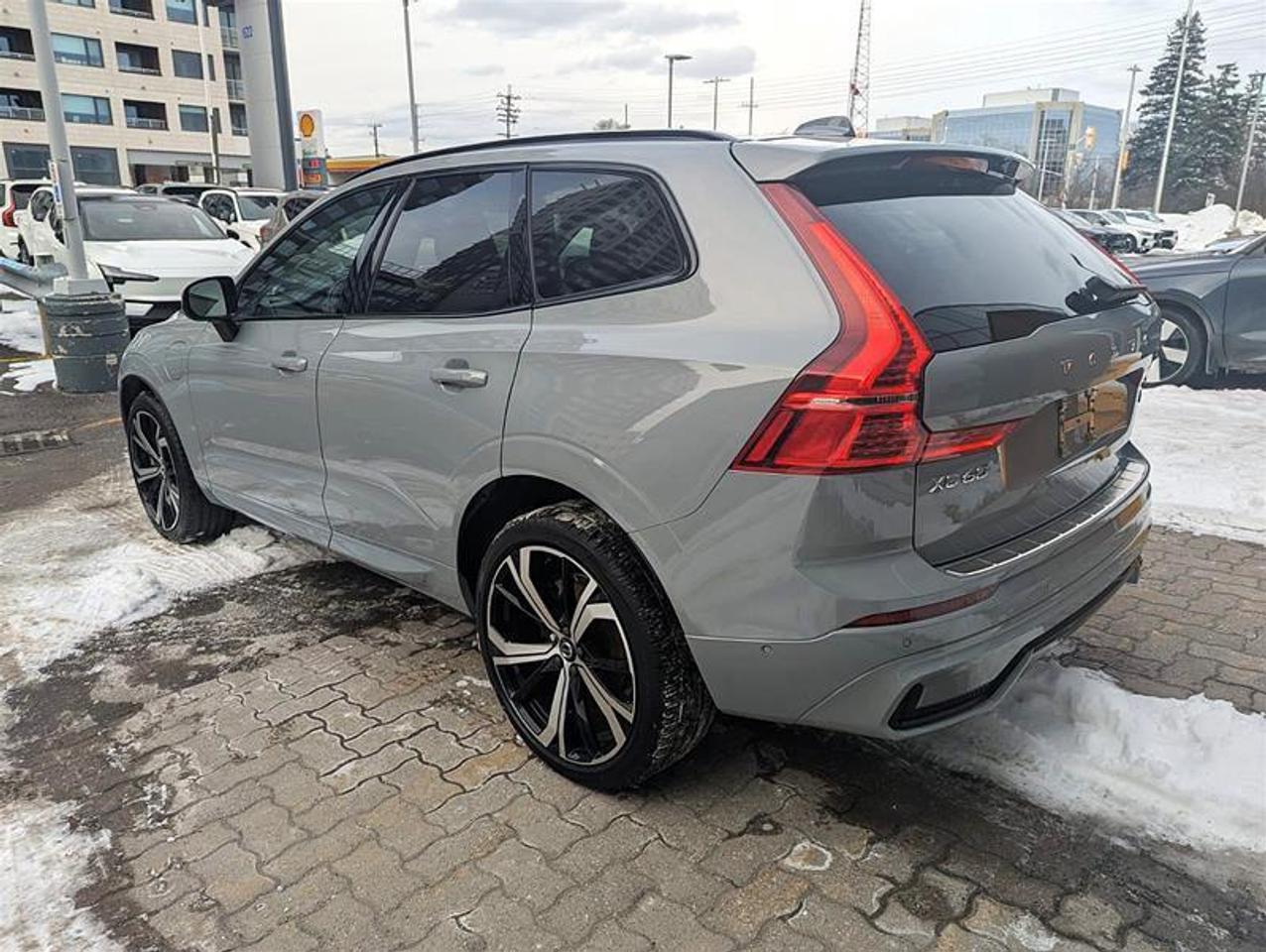 2024 Volvo XC60 Recharge T8 eAWD PHEV Ultimate Dark Theme Photo3