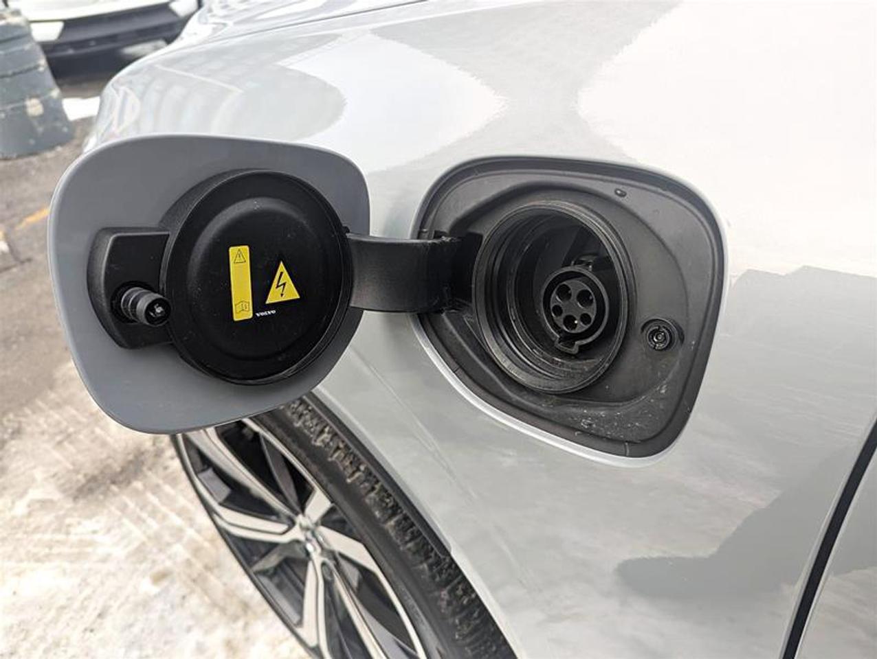 2024 Volvo XC60 Recharge T8 eAWD PHEV Ultimate Dark Theme Photo