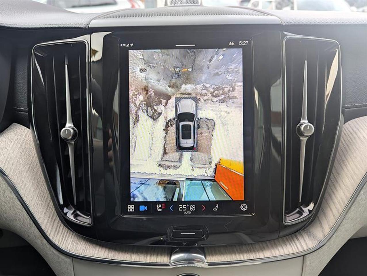 2024 Volvo XC60 Recharge T8 eAWD PHEV Ultimate Dark Theme Photo