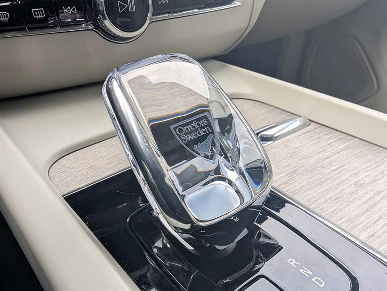 2024 Volvo XC60 Recharge T8 eAWD PHEV Ultimate Dark Theme Photo