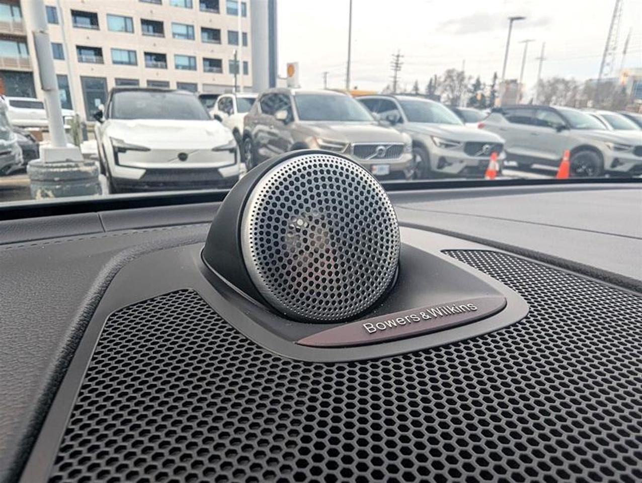 2024 Volvo XC60 Recharge T8 eAWD PHEV Ultimate Dark Theme Photo