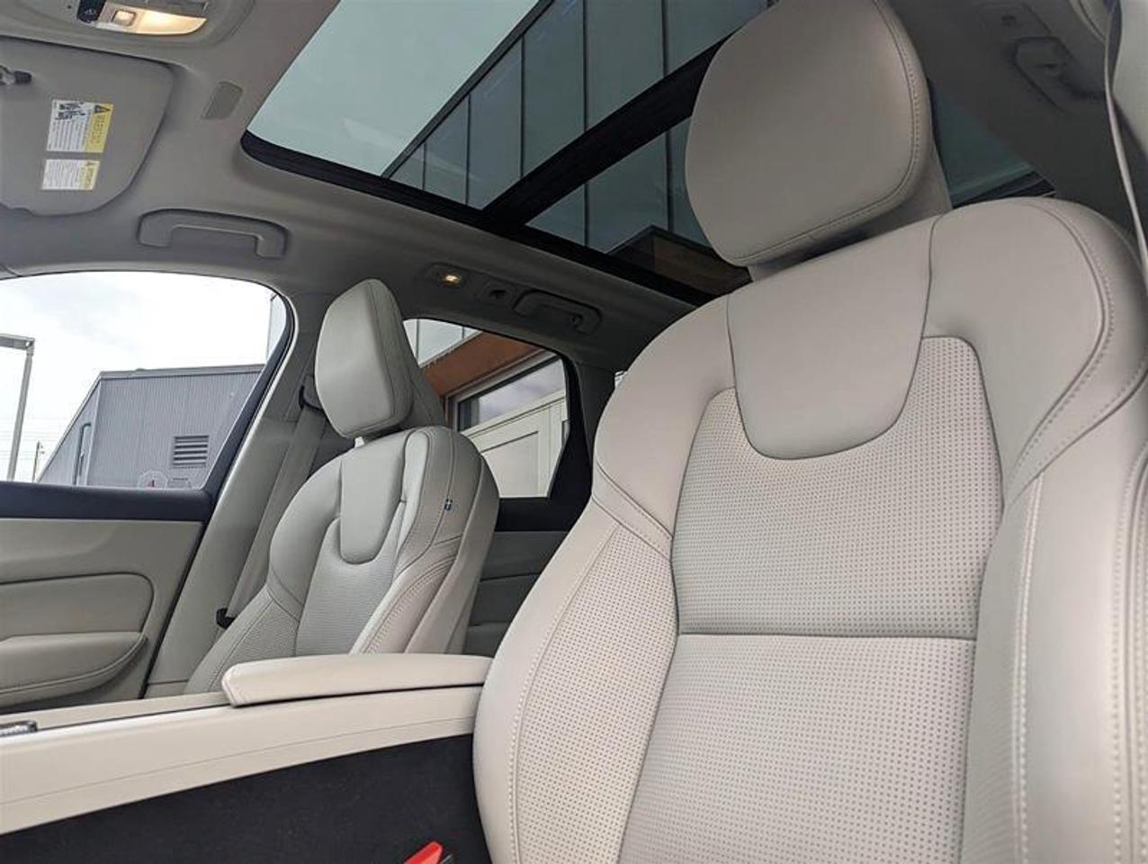 2024 Volvo XC60 Recharge T8 eAWD PHEV Ultimate Dark Theme Photo