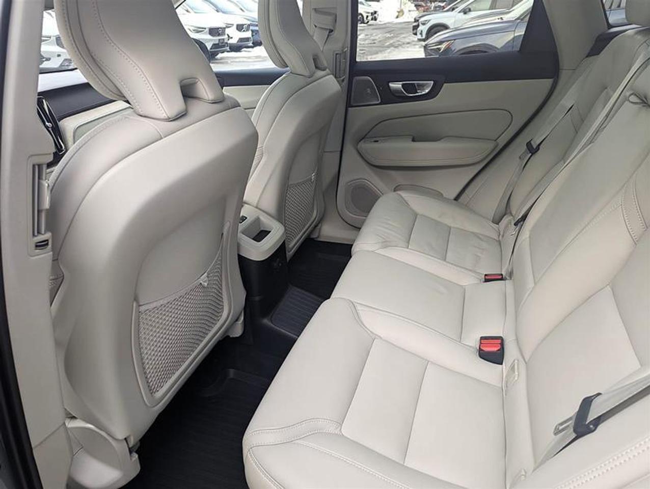 2024 Volvo XC60 Recharge T8 eAWD PHEV Ultimate Dark Theme Photo