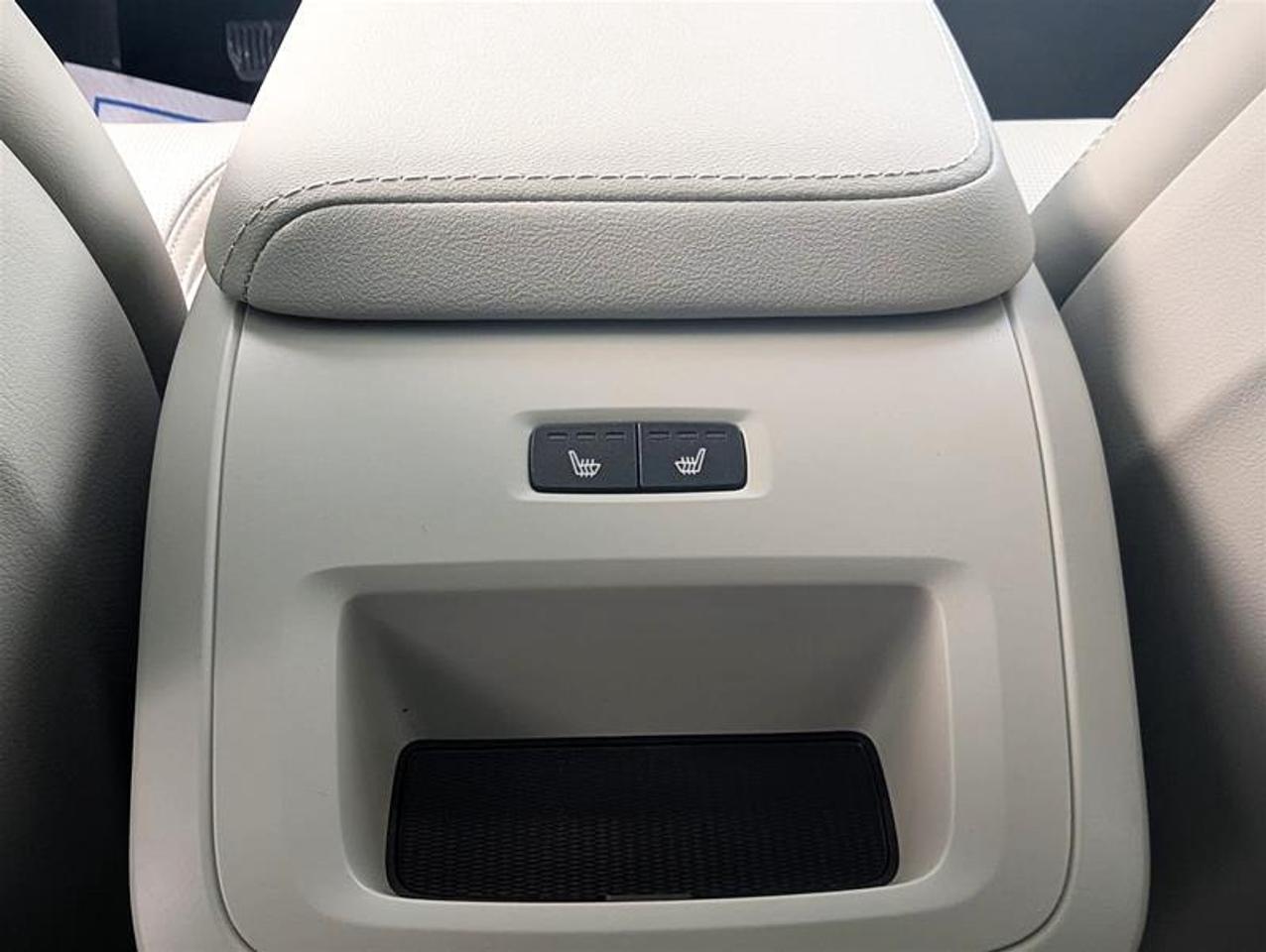 2024 Volvo XC60 Recharge T8 eAWD PHEV Ultimate Dark Theme Photo