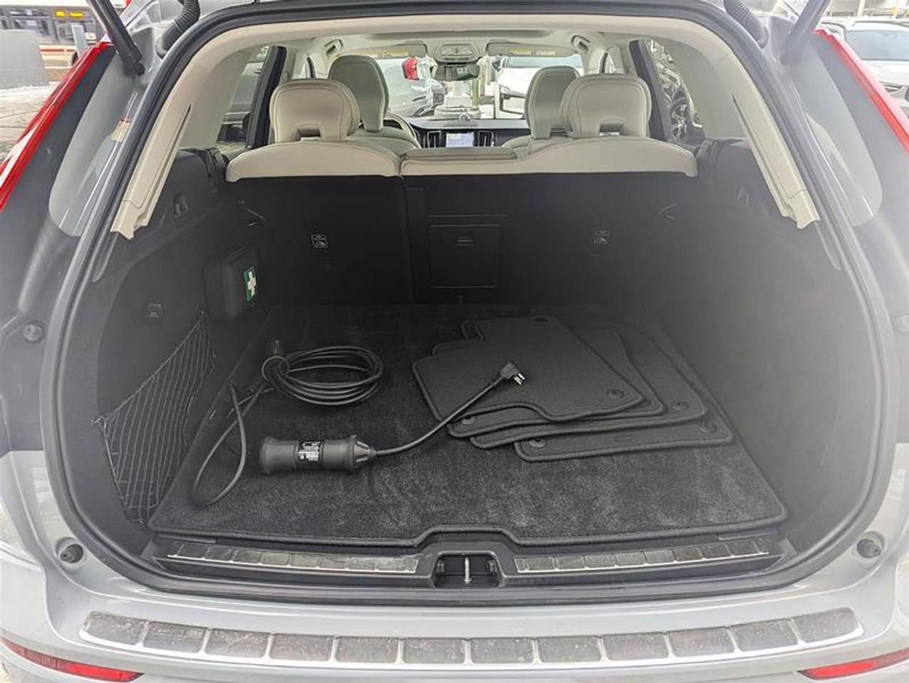 2024 Volvo XC60 Recharge T8 eAWD PHEV Ultimate Dark Theme Photo