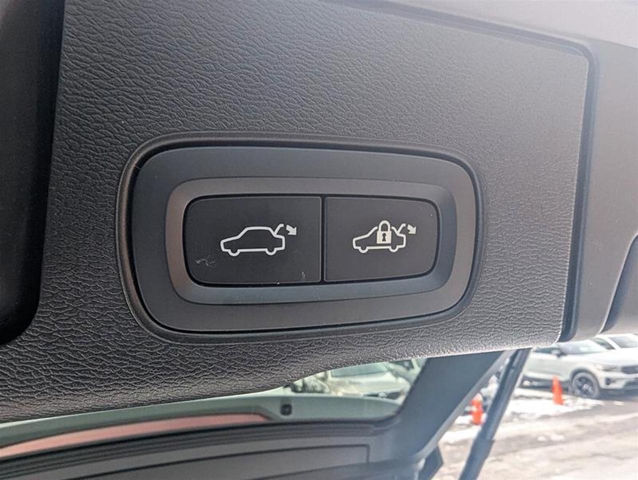 2024 Volvo XC60 Recharge T8 eAWD PHEV Ultimate Dark Theme Photo