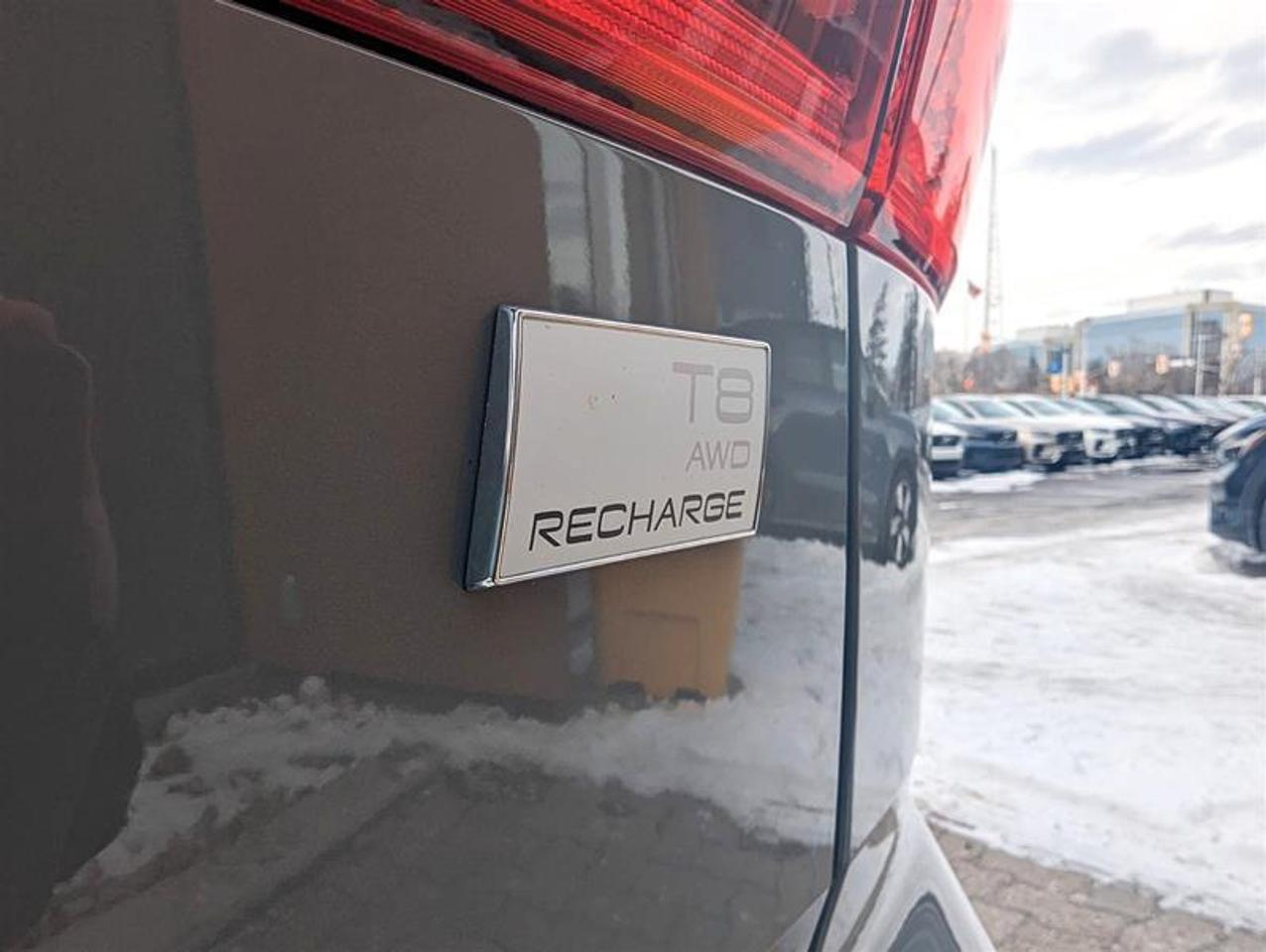 2024 Volvo XC60 Recharge T8 eAWD PHEV Ultimate Dark Theme Photo