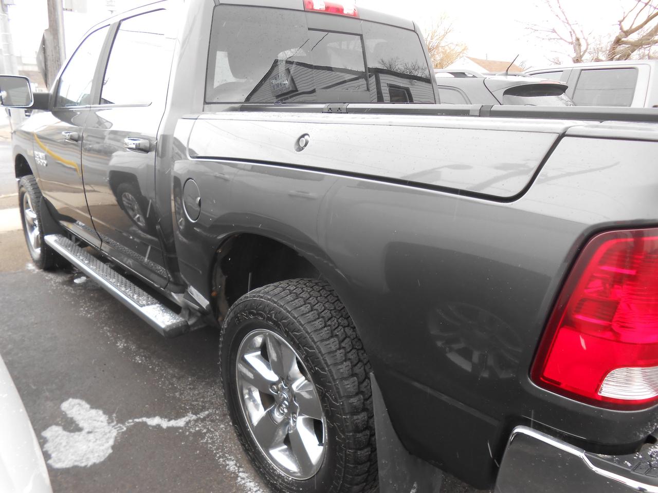 2014 RAM 1500 4WD Crew Cab 140.5  Big Horn ECO DIESEL Photo