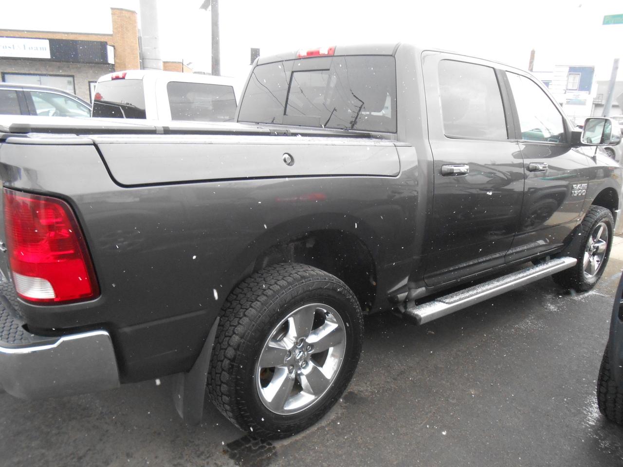 2014 RAM 1500 4WD Crew Cab 140.5  Big Horn ECO DIESEL Photo