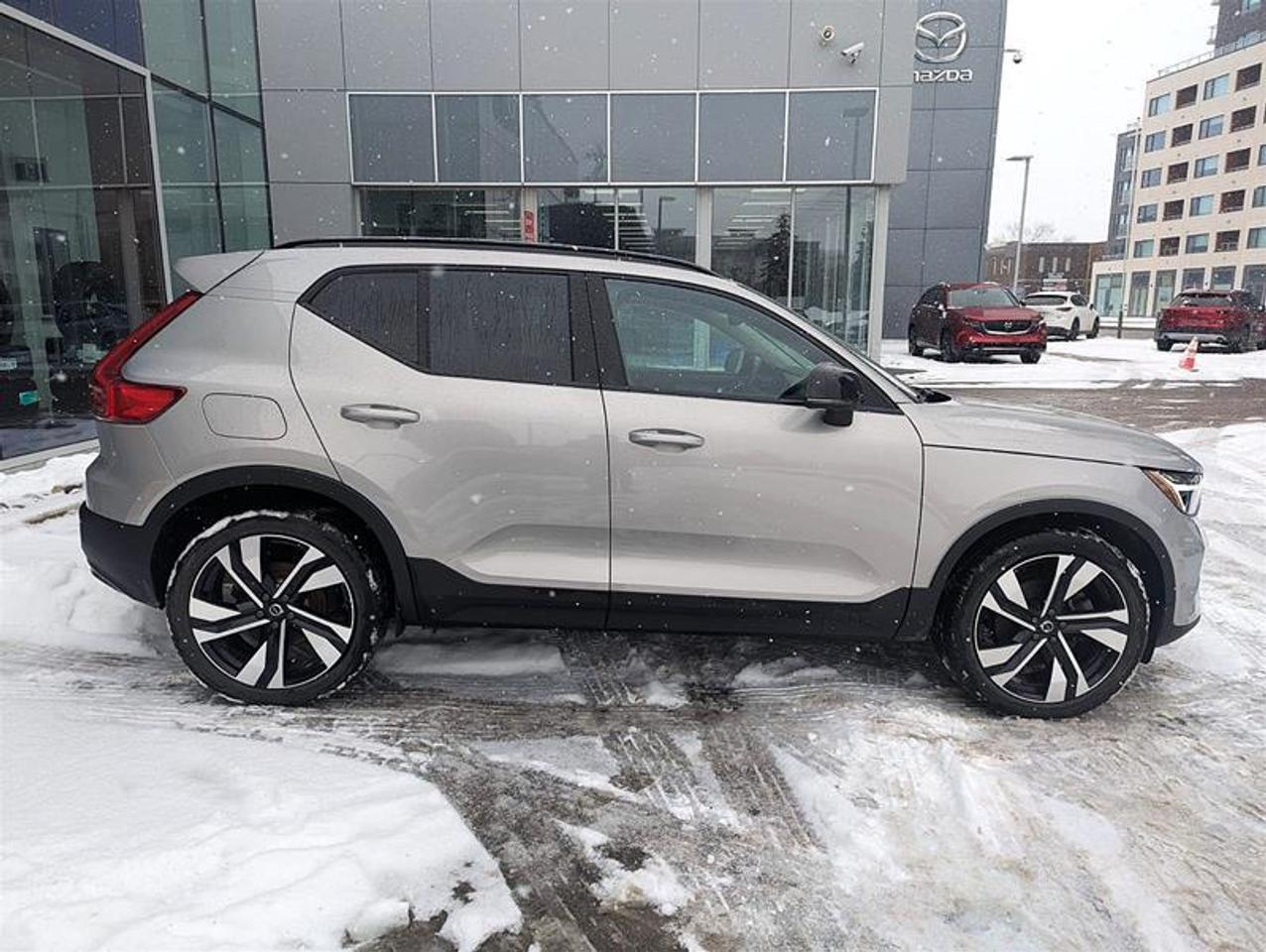 2023 Volvo XC40 B5 AWD Plus Dark Theme   Finance 84 months @ 3.49% Photo