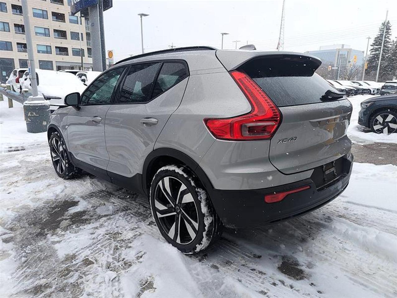2023 Volvo XC40 B5 AWD Plus Dark Theme   Finance 84 months @ 3.49% Photo