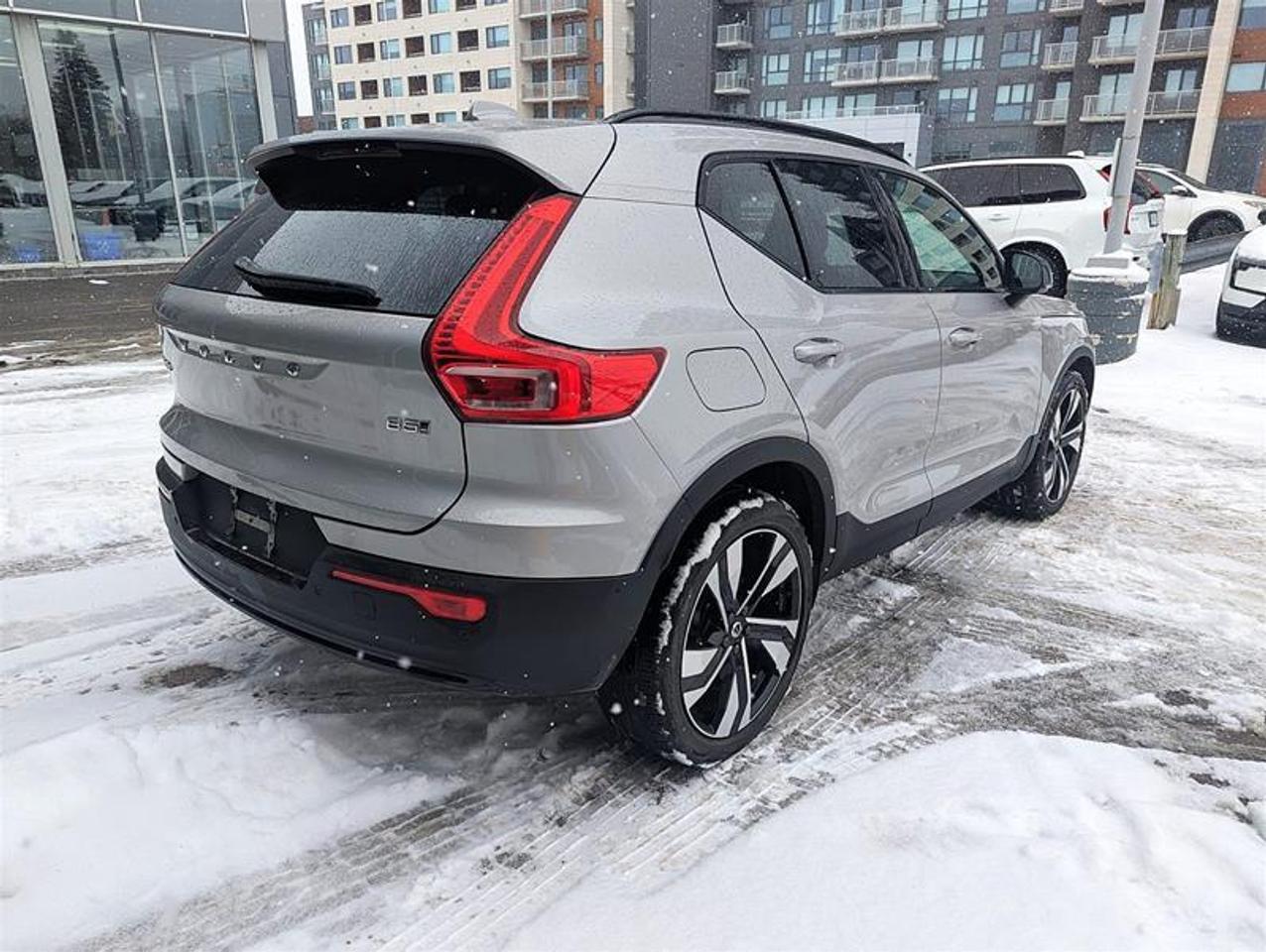 2023 Volvo XC40 B5 AWD Plus Dark Theme   Finance 84 months @ 3.49% Photo2