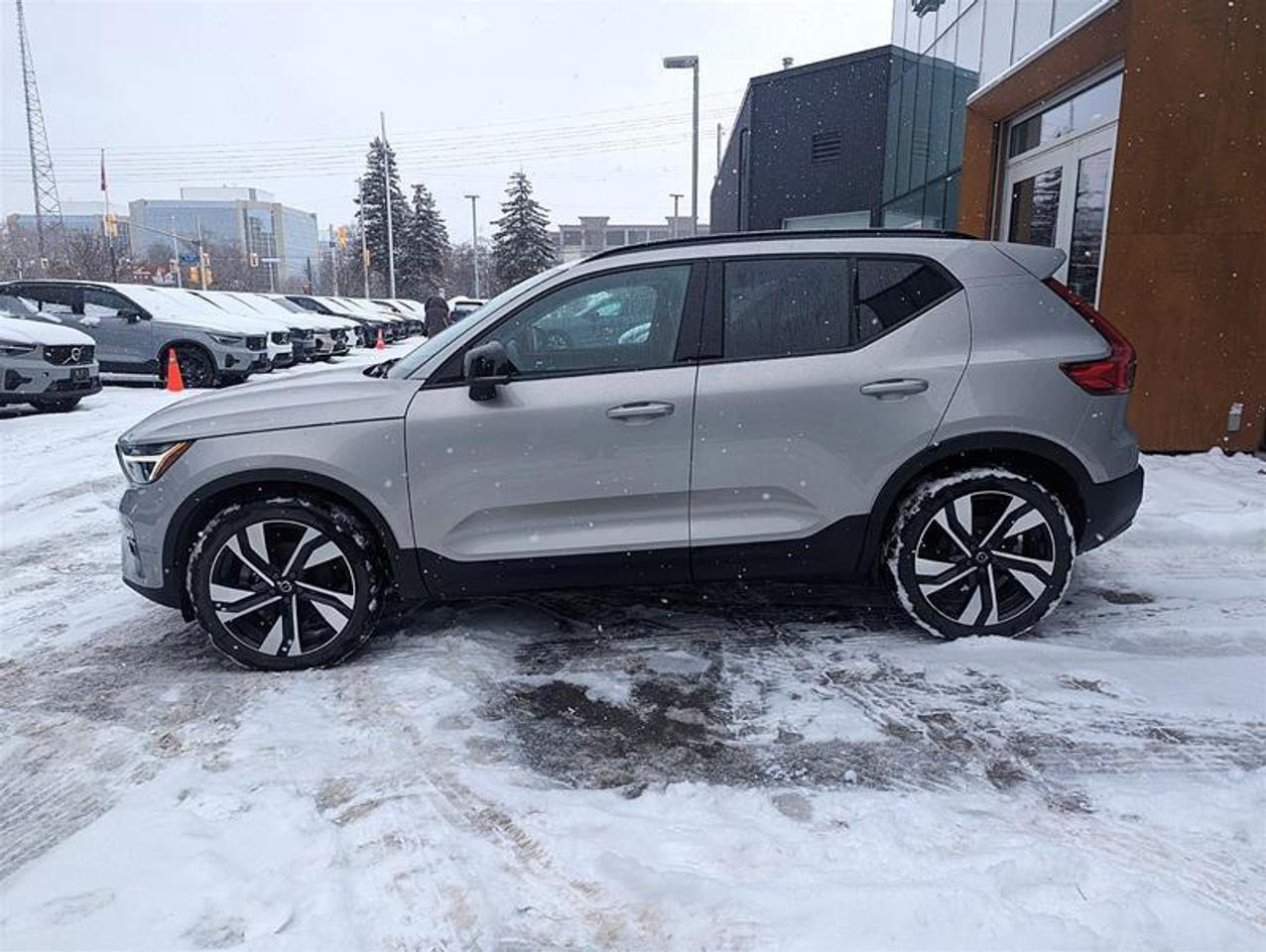 2023 Volvo XC40 B5 AWD Plus Dark Theme   Finance 84 months @ 3.49% Photo