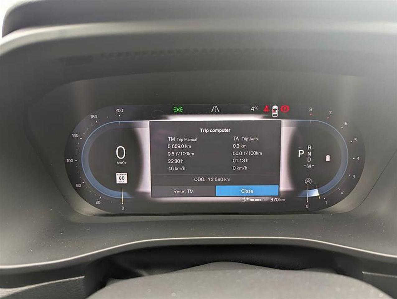 2023 Volvo XC40 B5 AWD Plus Dark Theme   Finance 84 months @ 3.49% Photo